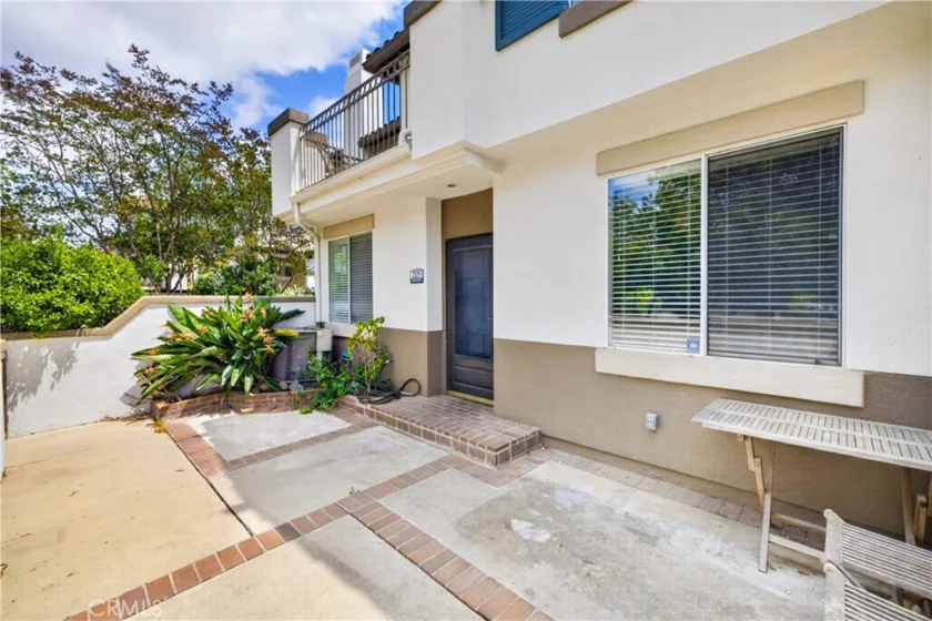 2329 Sunningdale photo 3