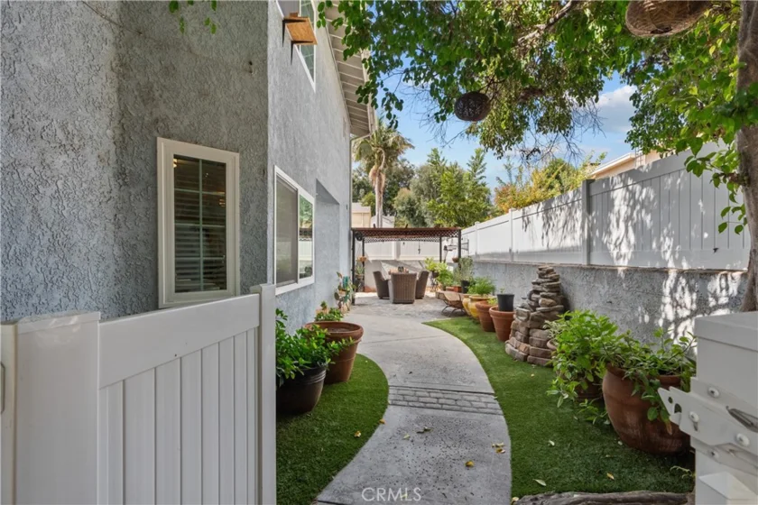 18991 Gault Street photo 1