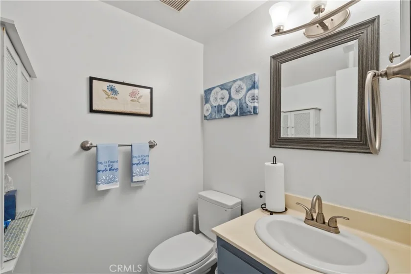 16745 Vanowen photo 5