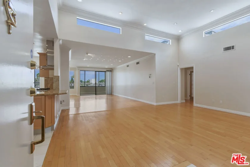 4443 Ventura Canyon Avenue #304 photo 2
