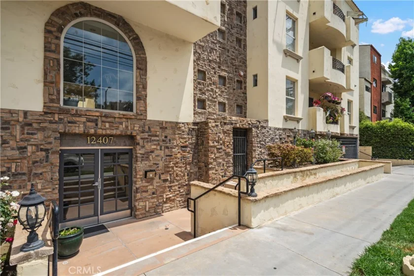 12407 Moorpark Street #105 photo 1