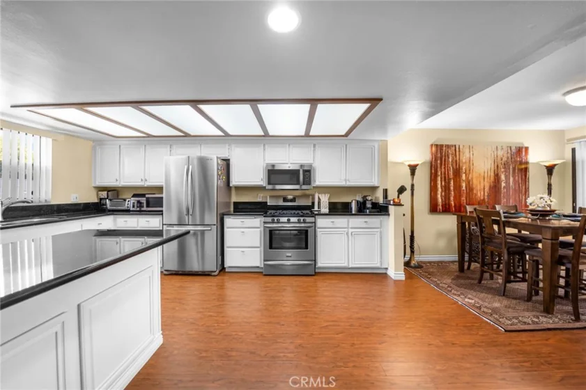 554 E San Jose #203 photo 32