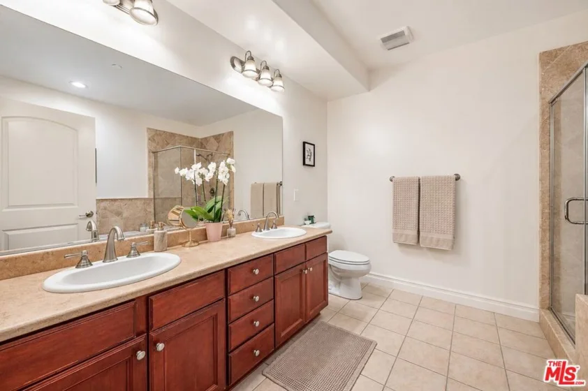 15206 Burbank Boulevard #116 photo 5