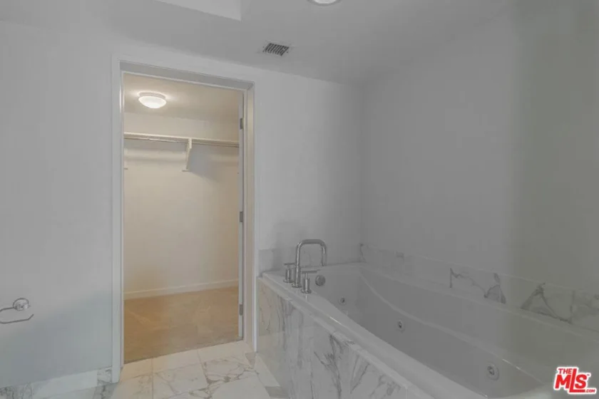 13650 Marina Pointe Drive #404 photo 27