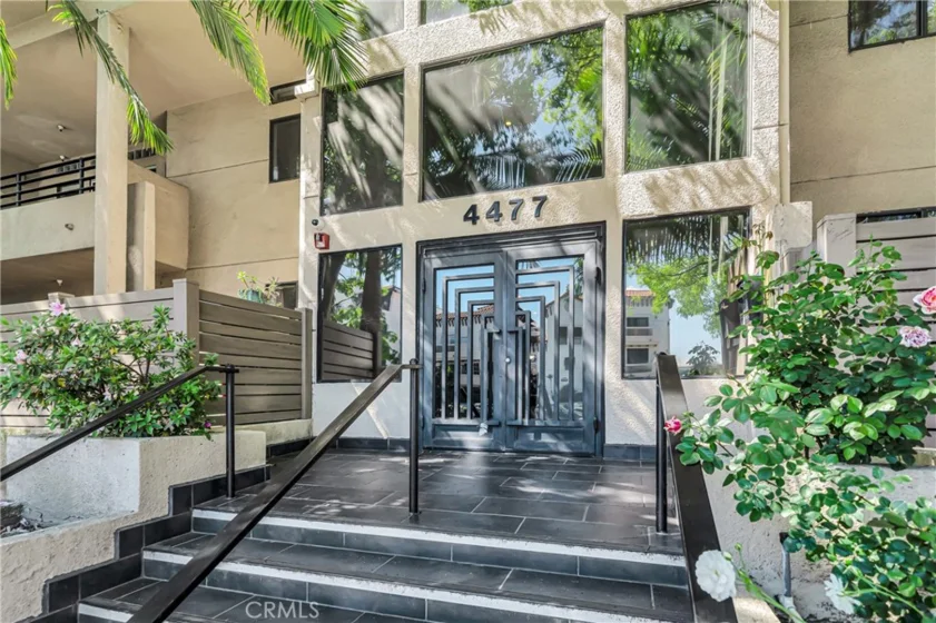 4477 Woodman Avenue #305 photo 2