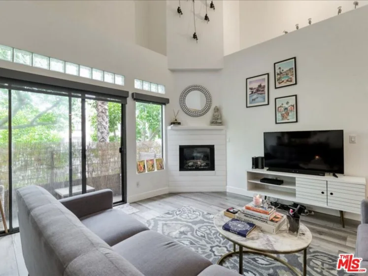 4477 Woodman Avenue #304 photo 1