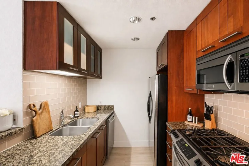 585 N Rossmore Avenue #506 photo 8