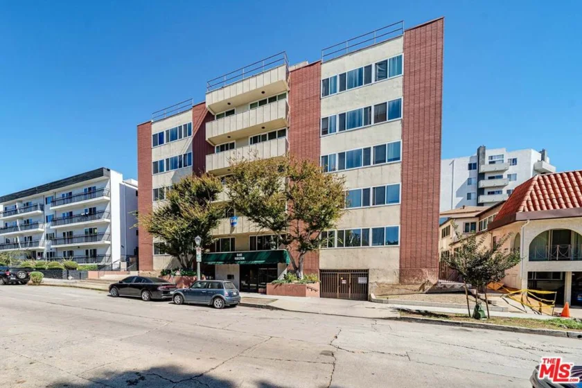 540 Kelton Avenue #105 photo 32