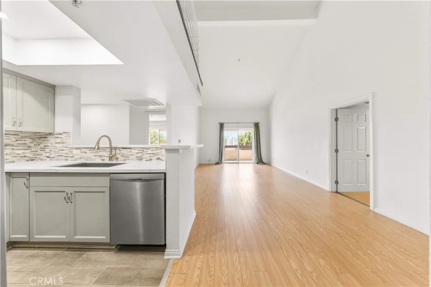 64 N Mar Vista Avenue #327 photo 4