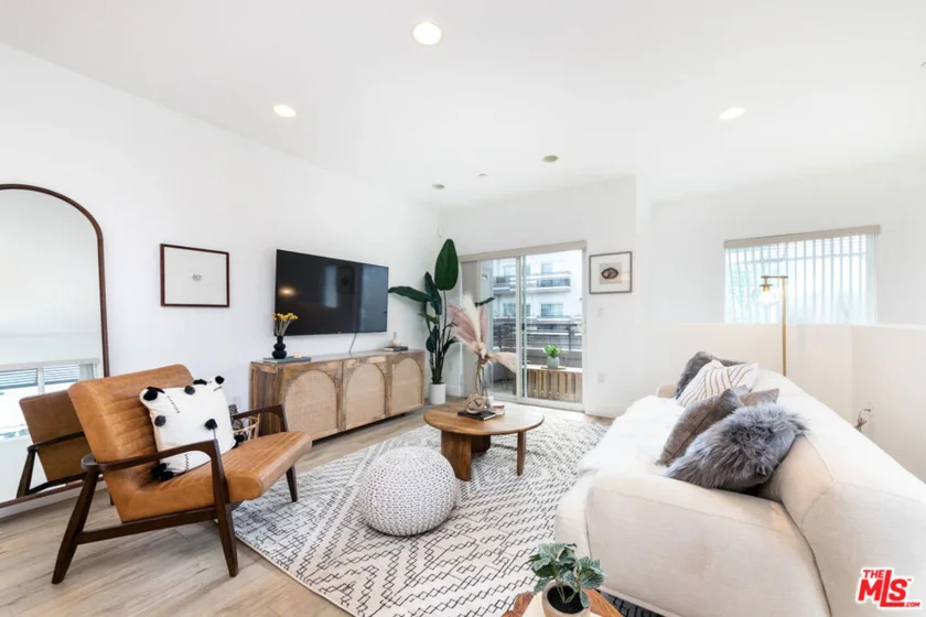 15237 Weddington Street #1 photo 1