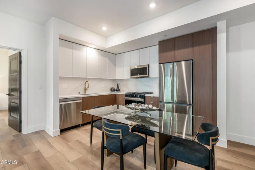 139 S Oak Knoll Avenue #301 photo 2