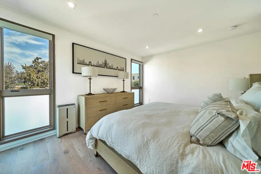 132 N Swall Drive #301 photo 14