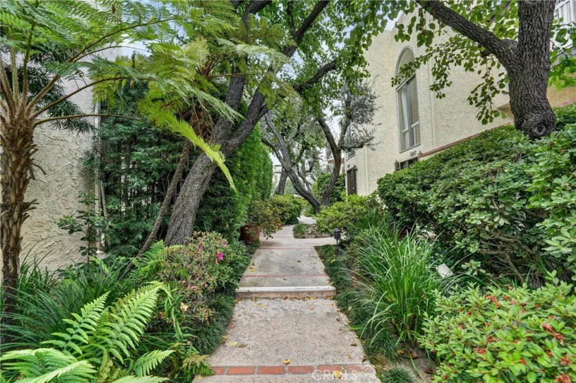 5267 Coldwater Canyon Avenue #B photo 2