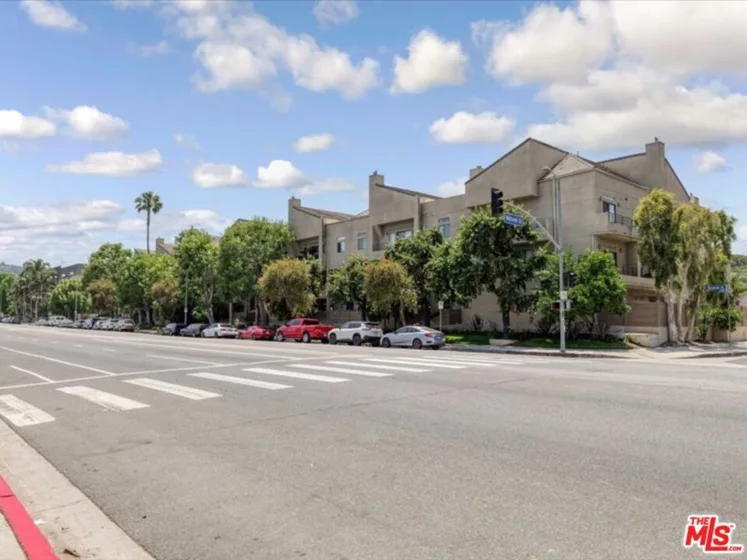 4477 Woodman Avenue #304 photo 34