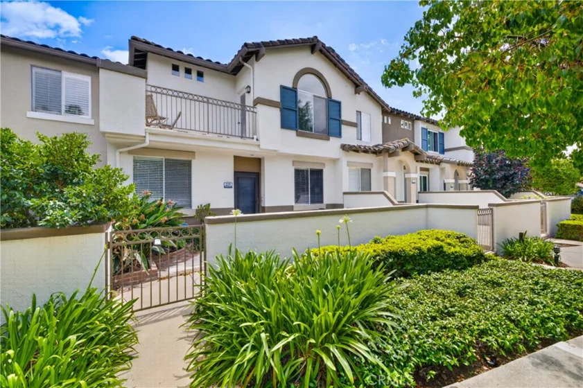 2329 Sunningdale photo 2