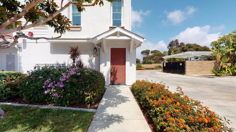 760 Harbor Cliff Way #122 photo 1