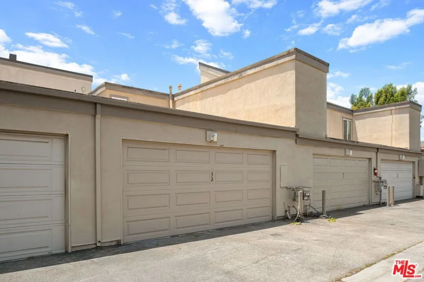 32 Village Parkway photo 17