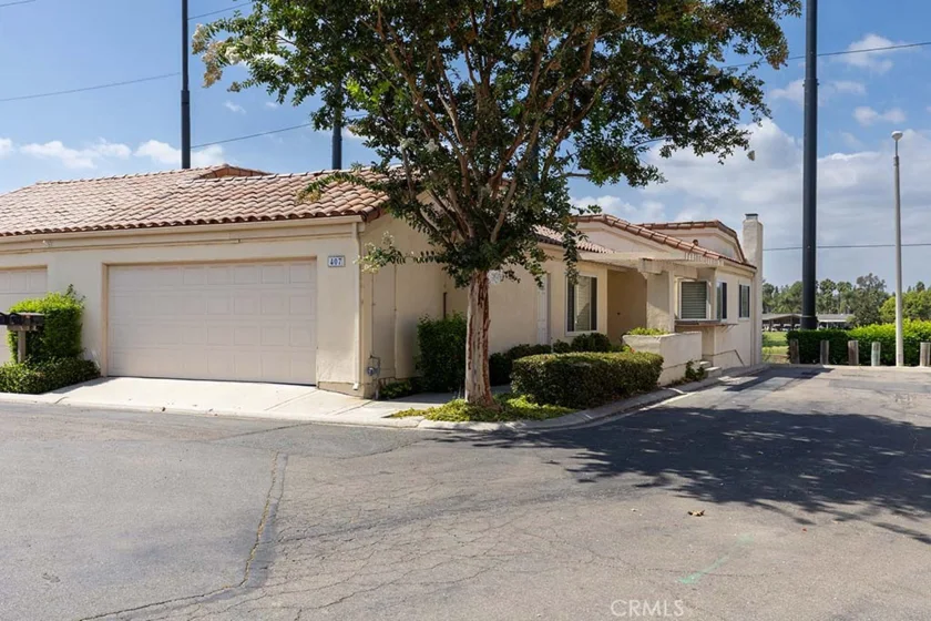 407 Thunderbird Court photo 1