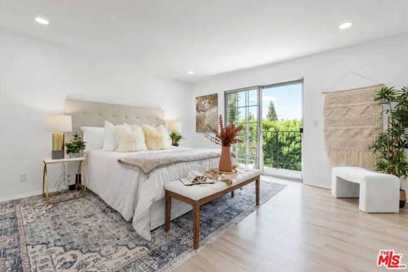 4249 Longridge Avenue #209 photo 10