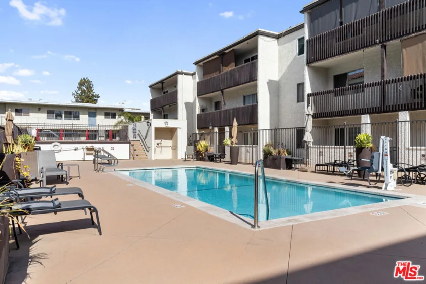 5334 Lindley Avenue #340 photo 2