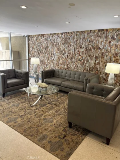 5625 Windsor photo 4