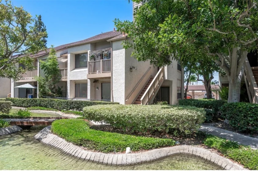 10530 N Lakeside Drive #G photo 1