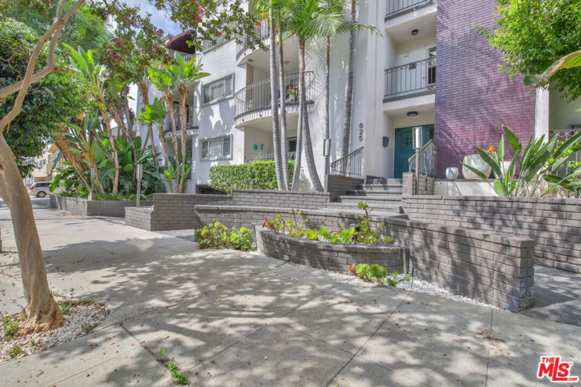 625 N Flores Street #102 photo 34