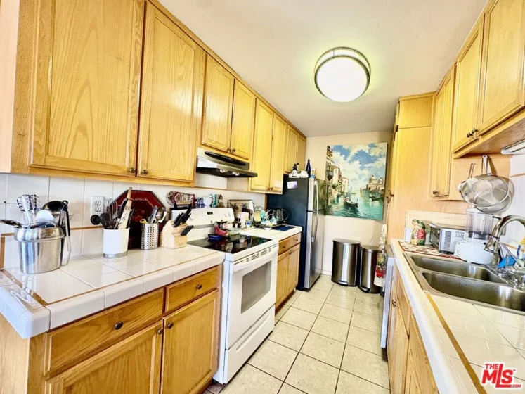 622 S Barrington Avenue #408 photo 23