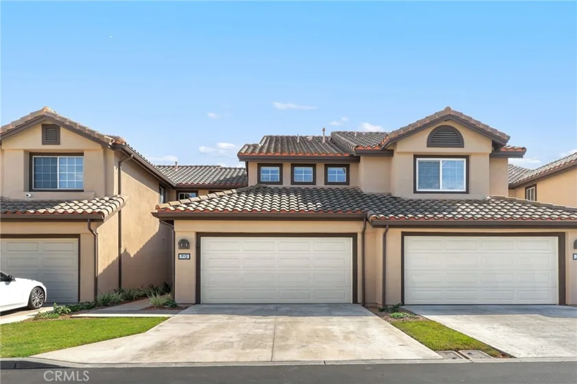 60 Meadowbrook photo 1