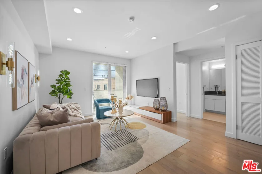 105 S Mariposa Avenue #204 photo 6