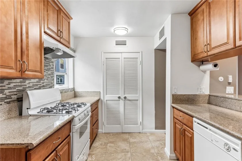 15113 Saticoy Street #25 photo 9