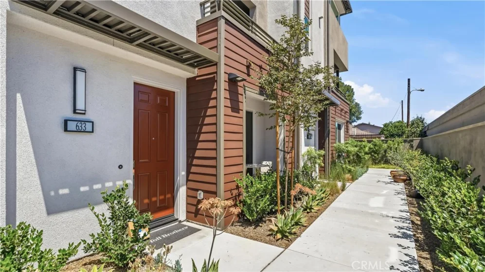 633 S Lyon Street photo 1