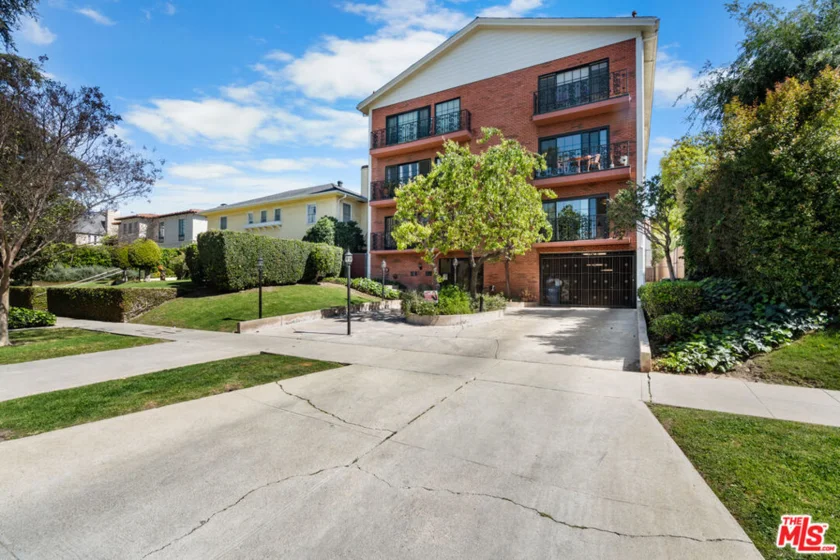 822 S Windsor Boulevard #102 photo 31