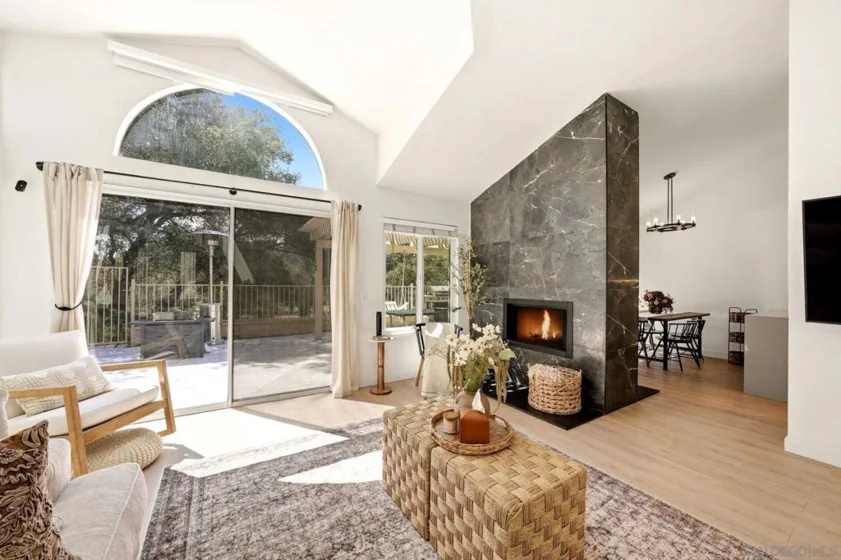 8981 Circle R View photo 1