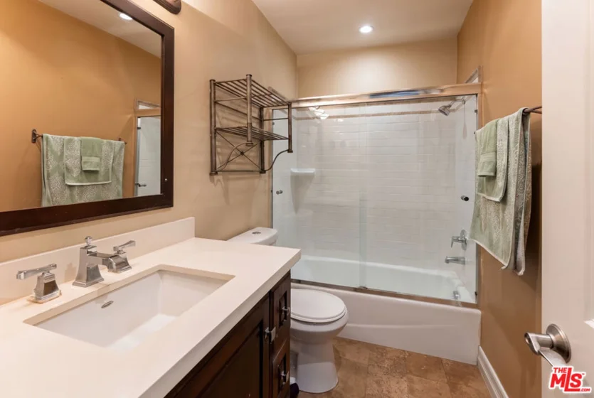 960 Larrabee Street #124 photo 8