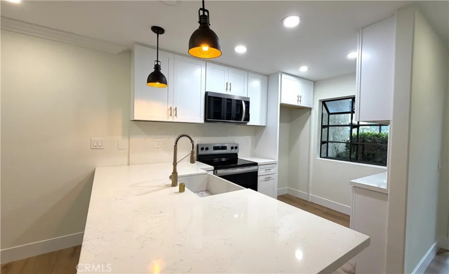 196 Pineview photo 1