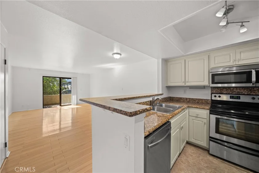 64 N Mar Vista Avenue #103 photo 4
