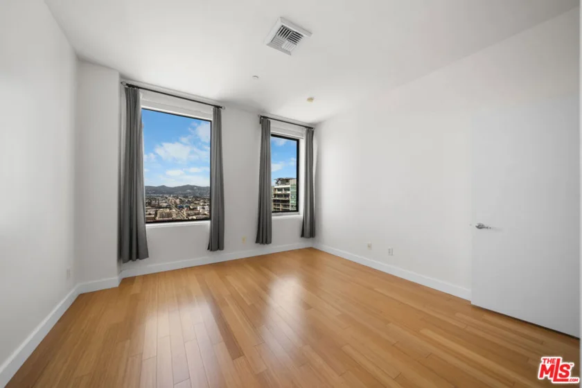 3810 Wilshire Boulevard #1801 photo 21