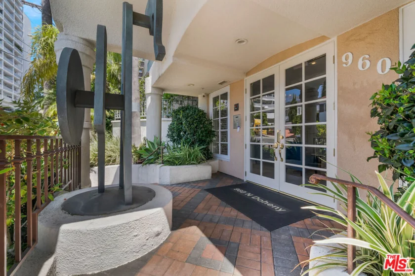 960 N Doheny Drive #301 photo 5