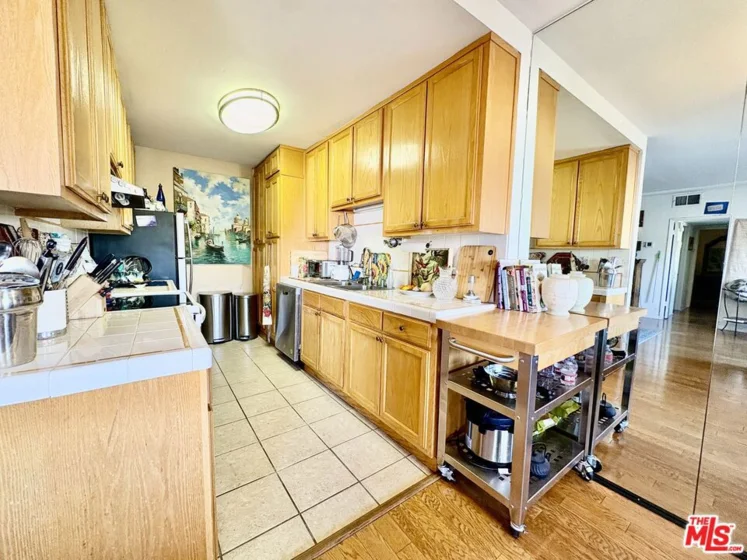 622 S Barrington Avenue #408 photo 25