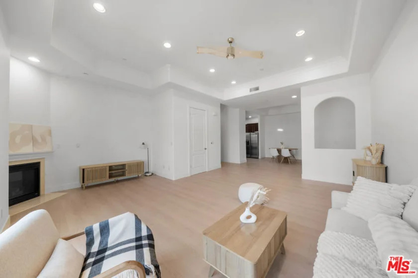 309 S Mariposa Avenue #301 photo 22