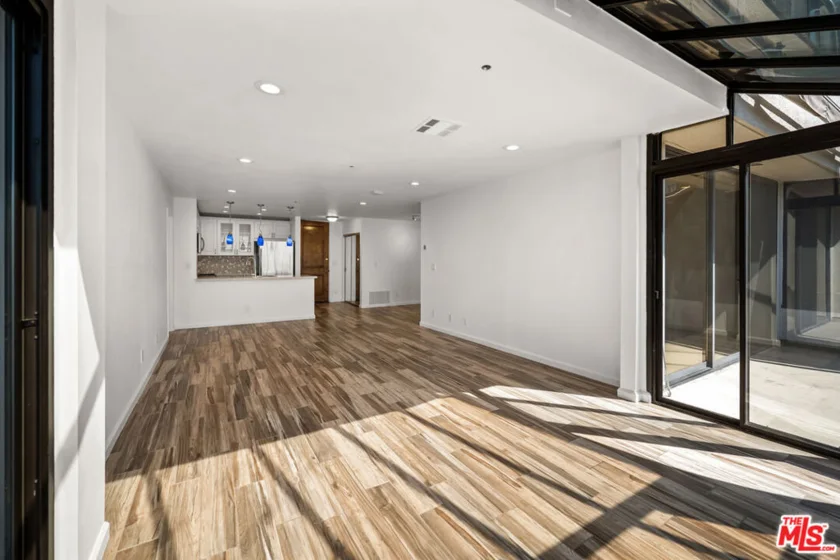 121 S Hope Street #518 photo 5