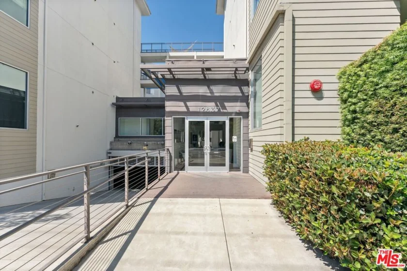 12837 Moorpark Street #313 photo 1