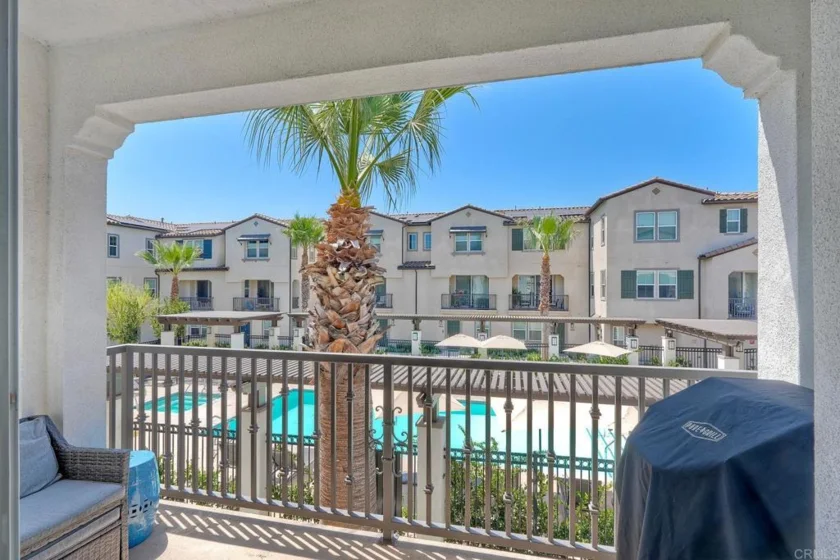 437 Carina Glen photo 2