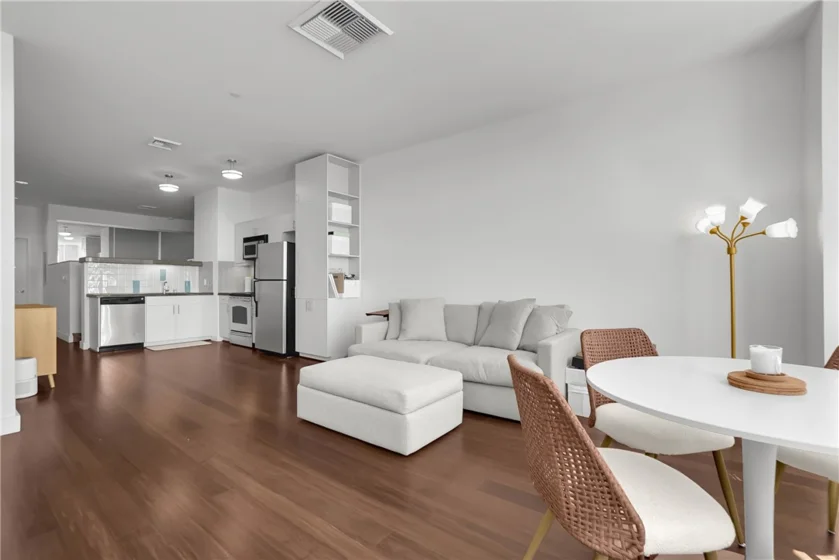 3810 Wilshire Boulevard #1009 photo 4