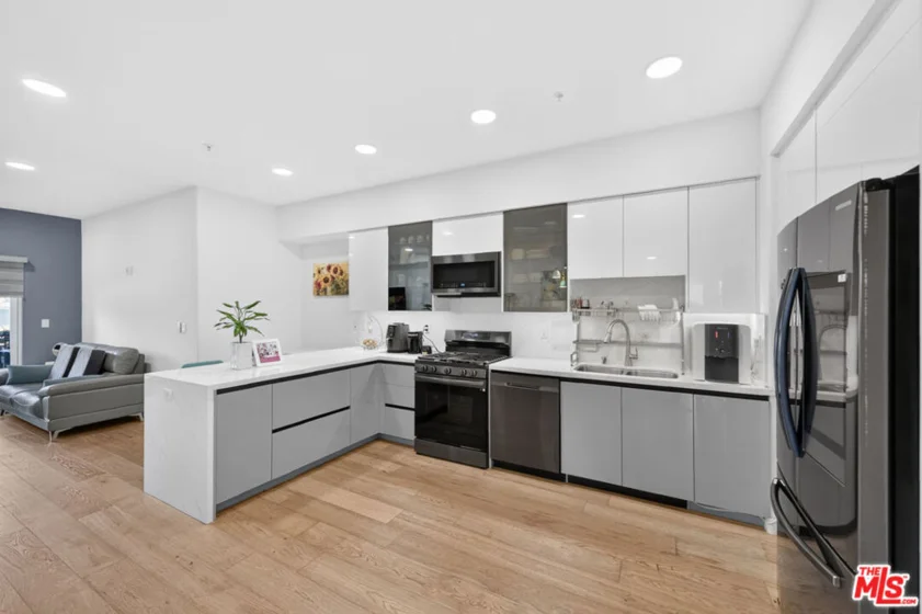 820 S Wilton Place #201 photo 24