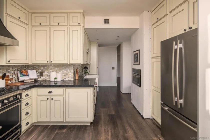 702 Ash Street #1400 photo 17