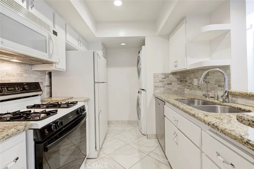 460 Oak Street #203 photo 34