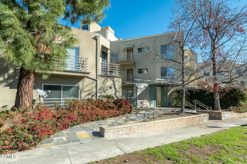 2915 Montrose Avenue #428 photo 1