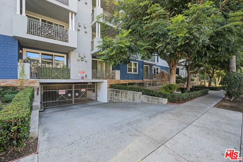 6038 Carlton Way #305 photo 23